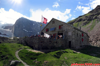 La terraza del refugio, con la bandera del cantón del Valais