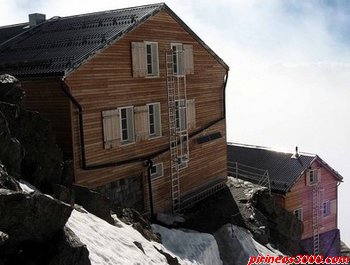 Fotos de los dos construcciones que forman el refugio de Mischabel(foto sacada d