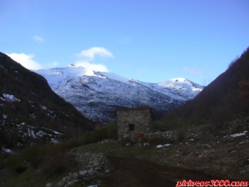 El refugio, con la Fana Rubia al fondo.