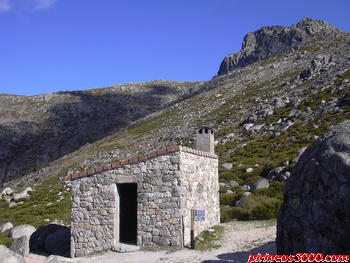 Refugio de Las Campanas, bajo el Risco de las Morrillas.