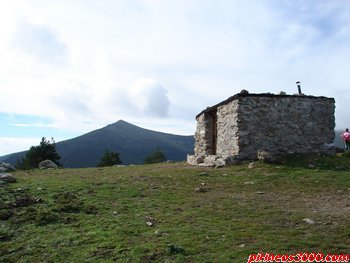 Vista exterior del refugio. Al fondo, Montón de Trigo.