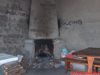 Interior del refugio.El fuego de leña.