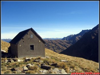 Vista de la cabaña y el valle de Lys al fondo