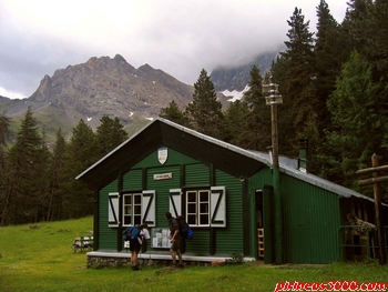 El refugio con el Pic Rouge de Pailla al fondo