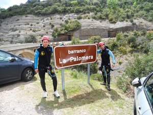 Pedro y Bruno en el aparcamiento del  barranco