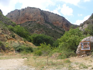 Estamos junto al coche, la ferrata está a la izq, en la pared de roca que se ve.