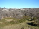 Volví a ver la cumbre, más adelante, desde el extremo oeste de los Rasos de Larretxiki, al fondo, más allá de este rellano.