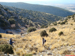 07- Descenso por el barranco, entre piedras y sabinas.