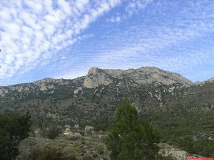 Vertiente sur del Monte Ponoig desde la pista del Margoig