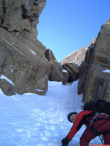 Montamos reunión y aseguramos al primero. Con tan mala suerte que lo siguiente era una pala. Así que decidimos deshacer el aseguramiento y tirar para arriba. 

10:54 h: Llegada a la Cueva. David va primero, echa un ojo a la cuerda fija y no lo ve claro. Así que decidimos meternos a la cueva para descansar un poquillo y decidir por donde afrontamos el paso, si por la cuerda o por el hueco dentro de la cueva.

David al fondo observando el paso de la cuerda fija:
