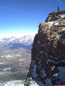 Montañeros disfrutando de la vista desde este nuevo mirador, a la salida: