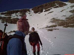 **********************************************************************


DESCENSO: 

15:07 h: Iniciamos el descenso y las penurias. El primer punto en la primera pala que desciende hasta el collado entre Telera y Cobacherizas. La nieve y debido a que le pega el sol durante casi todo el día estaba muy blanda. En una de esas y en la zona de mayor pendiente resbalé llevándome por delante a mi compañero Joakín.

El resultado fue que yo en una primera instancia no pude frenarme, como si que lo hizo Joakín y yo continué para abajo, junto con un pequeño alud que provoqué y que impedía que clavara el piolet para frenarme puesto que toda la nieve se estaba moviendo.

Al final todo acabó en un susto y en un cramponazo en la pierna del pobre Joakín que fue el más perjudicado del tema.

Llegando al collado entre Telera y Peña de Cobacherizas, al fondo a la derecha, la parte nevada más alta, es en la que resbalé. Se puede apreciar el trayecto entre el collado y la cima:
