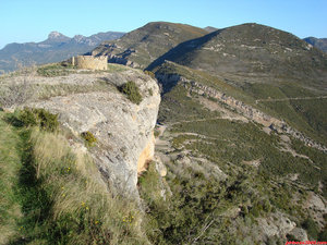 15- Desde la cima, vistas de los restos del torreón defensivo con la Peña Gratal al fondo. Tambien se aprecia el Collado de San Miguel y el coche.