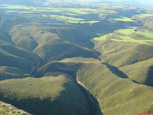 17- Desde la cima, vistas de las llamadas Palomeras por donde discurre el río Flumen.