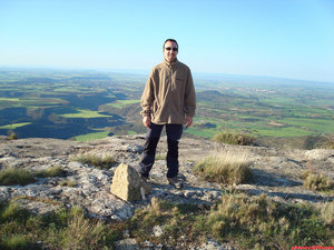 18- Sergio en la cima, con la Hoya de Huesca al fondo.