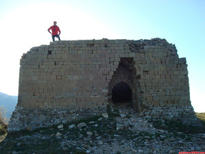 19- Un servidor, sobre los restos de la ermita de San Miguel que data del siglo XII y que esta situada en la misma cima de la peña.