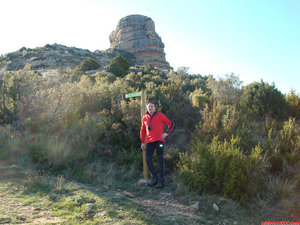 04- Servidor, en el poste indicativo que se encuentra a unos 150 m. del collado. Detras la Peña San Miguel