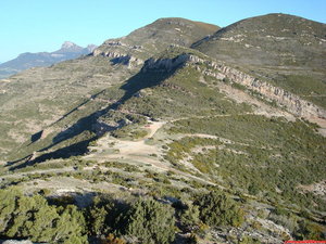 05- Vamos cogiendo altura y a nuestras espaldas quedan el Collado de San Miguel, donde se aprecia el coche y la carretera de acceso. Al fondo izquierda Peña Gratal.