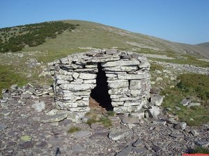 15- Curioso cobijo de piedras. Detras el Pico Lobera y a la derecha el Collado de Morca.