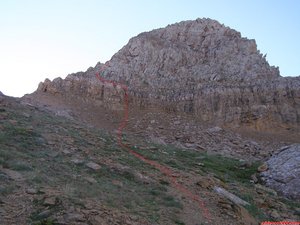 Tras superar la gravera ascendemos hacia la arista NW para alcanzar la primera chimenea