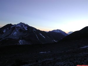 Anochece sobre el Cerro El Muerto visto desde Tejos