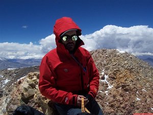 En la cima del Nevado Ojos del Salado (6893 m) con la cima argentina de fondo