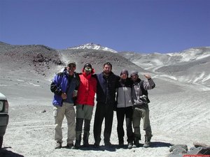 Día 25 - Tejos - Atacama - Copiapó
Despedida: Fernando, Carlos, Eduardo, Ciara y Danillo a nuestra llegada al Campamento Atacama con el Ojos de fondo