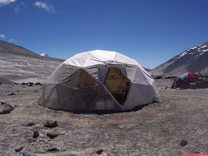 Carpa comedor en el campamento Atacama