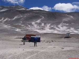 Contenedor de Aventurismo y letrina en el campamento Atacama