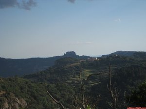 Masia de La Mata en segón plà, darrera a l esquerra el Castellsapera (máxima elevació de la Serra de l Obac) i a la seva dreta el Turó de la Pola. En primer plà els efectes de la sequera dels anys 2006 i 2007 són ben visibles a pesar de les pluges de fà 2 mesos. Tot des del cim dels Cortins. /

/ Masia de La Mata en segundo plano, detrás a la izquierda el Castellsapera (máxima elevación de la Sierra del Obac) i a su derecha el Turó de la Pola. En primer plano los efectos de la sequía de los años 2006 y 2007 son bien visibles a pesar de las lluvias de hace 2 meses. Todo desde la cumbre de los Cortins.