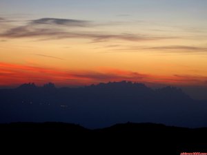 Montserrat des del cim del Montcau a la posta de sol (10-01-04). / / Montserrat desde la cumbre del Montcau durante el ocaso (10-01-04).