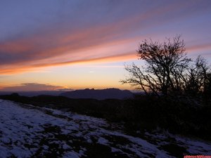 Montserrat des del cim del Montcau a la posta de sol després d una nevadeta (26-12-04). / / Montserrat desde la cumbre del Montcau durante el ocaso después de una nevadita (26-12-04).