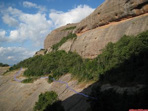 FOTO 1: Al sortir del bosc de la canal del Séc flanquejem el vessant oest del Montcau fins a trobar restes d un sender que puja a mà dreta. / / Al salir del bosque de la canal del Sec flanqueamos la vertiente Oeste del Montcau hasta encontrar restos de un sendero que sube a mano derecha.