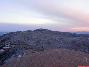 La Mola des del cim del Montcau després d una nevadeta (26-12-04). / / La Mola desde la cumbre del Montcau después de una nevadita (26-12-04).