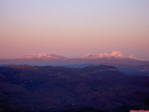Montseny (dreta) i Matagalls ? Plà de la Calma (esquerra) des del cim del Montcau després d una nevadeta (26-12-04). / / Montseny (derecha) y Matagalls - Pla de la Calma (izquierda) desde la cumbre del Montcau después de una nevadita (26-12-04).