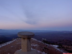 Taula d orientació del cim del Montcau. / / Mesa de orientación de la cumbre del Montcau.