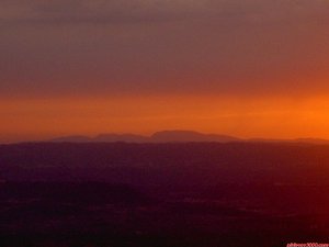 Serra del Montsec al límit entre Catalunya i Aragó des del cim del Montcau, a la posta de sol (28-06-06). / / Sierra del Montsec en el límite entre Cataluña y Aragón desde la cumbre del Montcau, durante el ocaso (28-06-06).