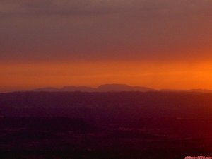 Serra del Montsec al límit entre Catalunya i Aragó des del cim del Montcau, a la posta de sol (28-06-06). / / Sierra del Montsec en el límite entre Cataluña y Aragón desde la cumbre del Montcau, durante el ocaso (28-06-06).