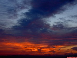 Posta de sol en direcció a la Serra del Montsec des del cim del Montcau (16-05-07). / / Ocaso en dirección a la Sierra del Montsec desde la cumbre del Montcau (16-05-07).