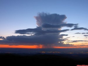 Tempesta sobre la Catalunya central des del cim del Montcau (08-05-07). / / Tormenta sobre la Cataluña central desde la cumbre del Montcau (08-05-07).