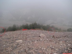 FOTO 16: Per al descens dirigiu-vos al Sud i desgrimpeu uns 10 metres (I/I+, F/F+) fins al replà, per al descens ràpid dirigiu-vos a la dreta, per arrodonir l excursió passant pel Coll d Eres dirigiu-vos a l esquerra. / / Para el descenso id hacia el Sur y destrepad unos 10 metros (I/I+, F/F+) hasta el rellano, para el descenso rápido id hacia la derecha, para redondear la excursión pasando por el Collado de Eres id hacia la izquierda.