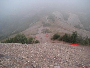 FOTO 17: Camí cap al Coll d Eres (Sud-Est). Els cercles vermells indiquen les estaques metàliques de color verd que indiquen el camí. Vegeu descripció del DESCENS. / / Camino hacia el Collado de Eres (Sureste). Los círculos rojos indican las estacas metálicas de color verde que marcan el camino. Ved descripción del DESCENSO.