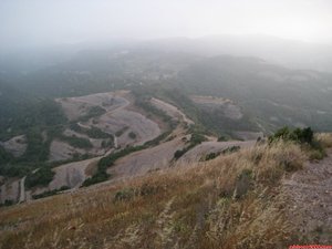 FOTO 19: Foto presa des del camí curt de baixada on es veuen tots dos camins, el de l esquerra vé del Coll d Eres i està asfaltat fins al Coll d Estenalles, el de la dreta baixa per l espatlla Sud-Oest del Montcau fins a confluir amb l altre. / / Foto tomada desde el camino corto de bajada donde se ven ambos caminos, el de la izquierda viene del Collado de Eres y está asfaltado hasta el Collado de Estenalles, el de la derecha baja por la espalda Suroeste del Montcau hasta confluir con el otro.