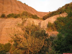 FOTO 4: Vistes a una canal que baixa cap a la font de La Guineu, la deixarem a mà esquerra. / / Vistas a una canal que baja hacia la fuente de La Guineu, la dejaremos a mano izquierda.