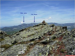 9.-El hito cimero de la cumbre. Al fondo, hacia el Noreste, las siluetas de Peña Labra, Tres Mares y el Alto Campoo.