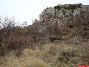 16- Por difusa senda y entre aliagas y pequeños arbustos, bordeamos el visible resalte rocoso.