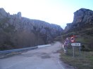 Inicio de la ruta, a la derecha de los carteles está la explanada para dejar los coches. Deberemos cruzar el puente y seguir por la estrecha carretera entre las paredes del desfiladero. 