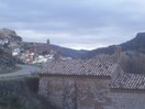 Desde el punto de partida tenemos esta vista de la localidad de Calcena, con su impresionante Iglesia de Nuestra Señora de los Reyes, y la ermita de San Roque en primer termino. 