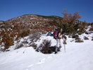 Aquí tenemos el mojón que nos indica el principio del sendero a seguir en el borde del campo (11h:47m)