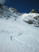 Descenso con skis de corredor del collado de la Rimaya